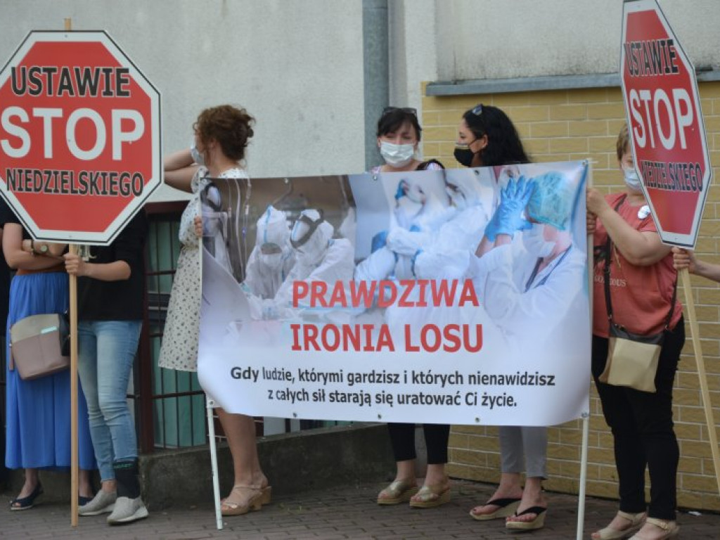 Biały personel ma dość. Pikieta przed tarnobrzeskim szpitalem [zdjęcia]