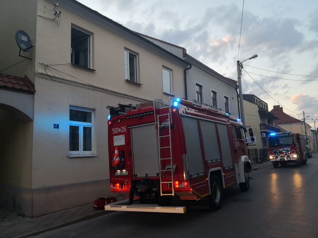 Wybuch gazu na ulicy Kościelnej w Staszowie. Na miejscu zdarzenia wciąż pracują służby ratunkowe [zdjęcia]