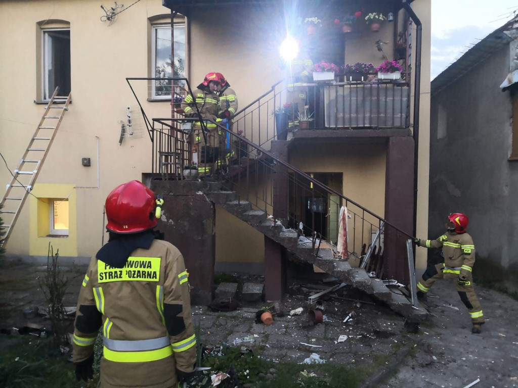 Wybuch gazu na ulicy Kościelnej w Staszowie. Na miejscu zdarzenia wciąż pracują służby ratunkowe [zdjęcia]