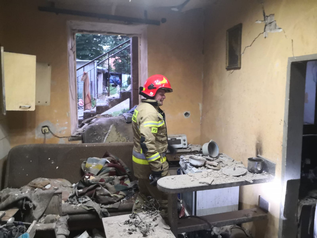 Wybuch gazu na ulicy Kościelnej w Staszowie. Na miejscu zdarzenia wciąż pracują służby ratunkowe [zdjęcia]