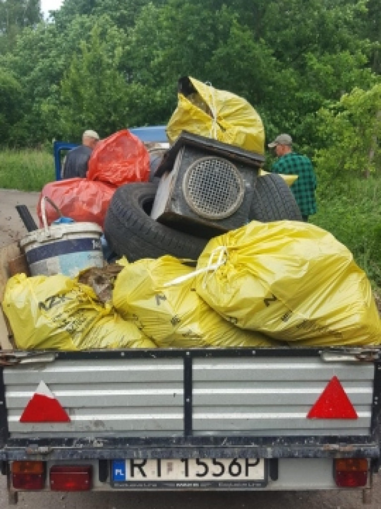 Deszcz nie przeszkodził uczestnikom akcji sprzątania Kamionki. W wydarzeniu wzięło udział przeszło 50 osób [zdjęcia]