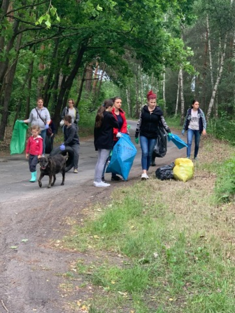 Deszcz nie przeszkodził uczestnikom akcji sprzątania Kamionki. W wydarzeniu wzięło udział przeszło 50 osób [zdjęcia]
