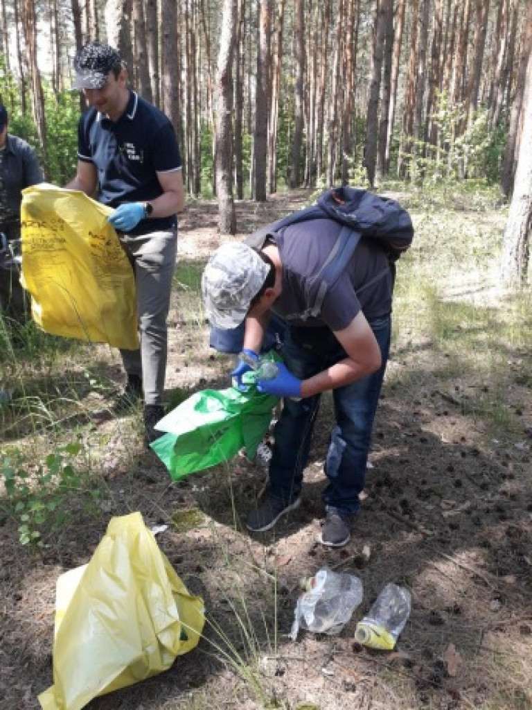 Deszcz nie przeszkodził uczestnikom akcji sprzątania Kamionki. W wydarzeniu wzięło udział przeszło 50 osób [zdjęcia]