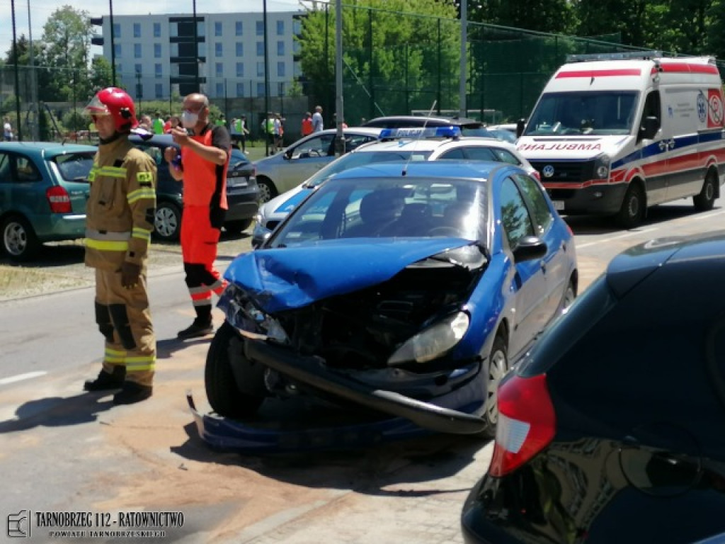 Kolizja na ul. Targowej w Tarnobrzegu z udziałem trzech pojazdów. Droga już jest przejezdna [zdjęcia][AKTUALIZACJA]