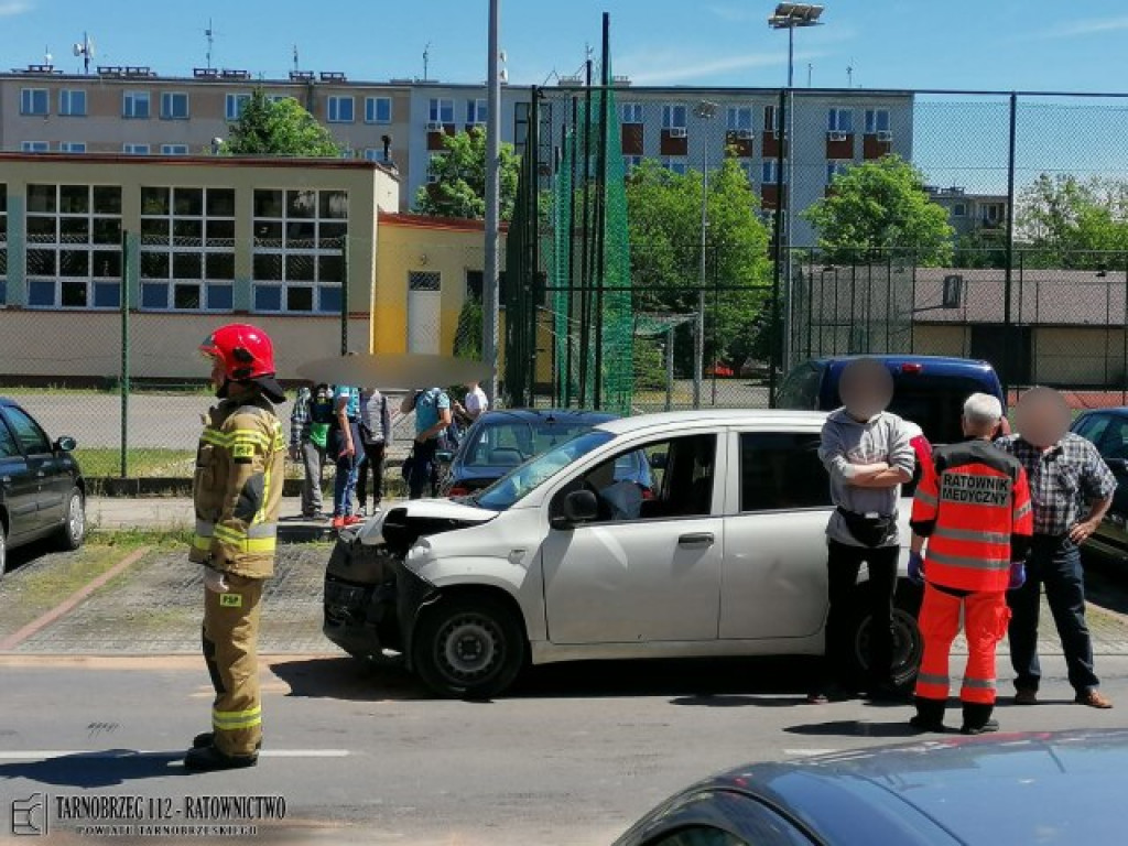 Kolizja na ul. Targowej w Tarnobrzegu z udziałem trzech pojazdów. Droga już jest przejezdna [zdjęcia][AKTUALIZACJA]