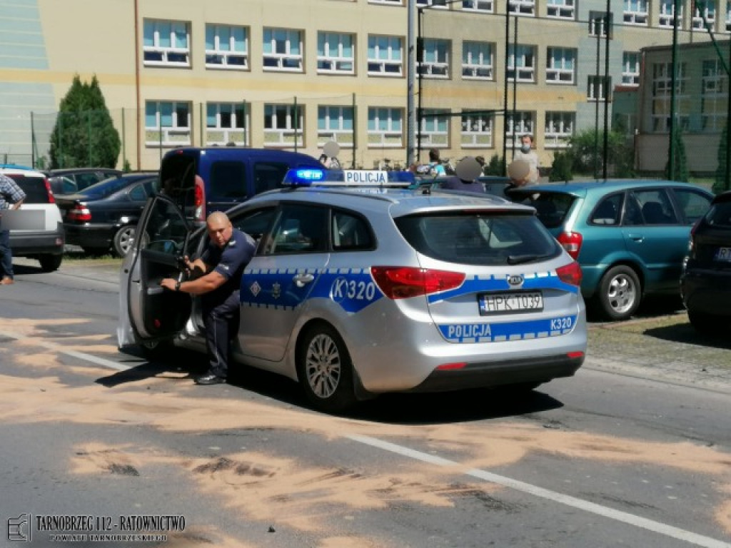 Kolizja na ul. Targowej w Tarnobrzegu z udziałem trzech pojazdów. Droga już jest przejezdna [zdjęcia][AKTUALIZACJA]