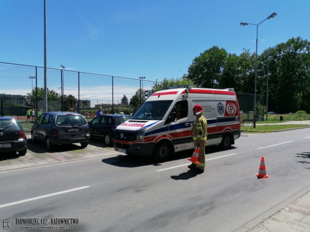 Kolizja na ul. Targowej w Tarnobrzegu z udziałem trzech pojazdów. Droga już jest przejezdna [zdjęcia][AKTUALIZACJA]