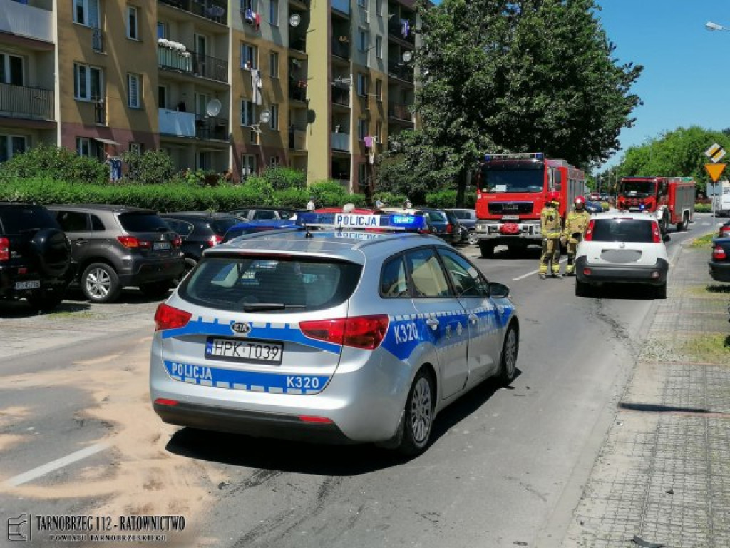 Kolizja na ul. Targowej w Tarnobrzegu z udziałem trzech pojazdów. Droga już jest przejezdna [zdjęcia][AKTUALIZACJA]