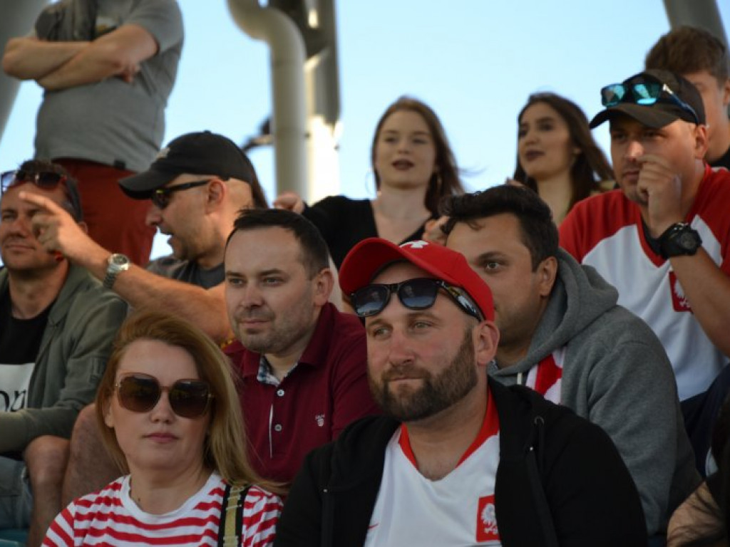 Mecz reprezentacji w Tarnobrzeskiej Strefie Kibica. Emocje i huśtawka nastrojów [zdjęcia]