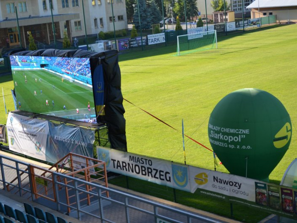 Mecz reprezentacji w Tarnobrzeskiej Strefie Kibica. Emocje i huśtawka nastrojów [zdjęcia]