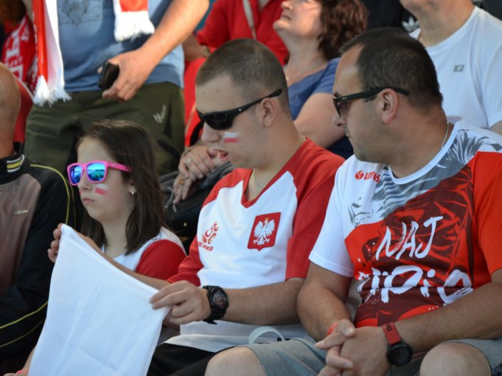 Mecz reprezentacji w Tarnobrzeskiej Strefie Kibica. Emocje i huśtawka nastrojów [zdjęcia]