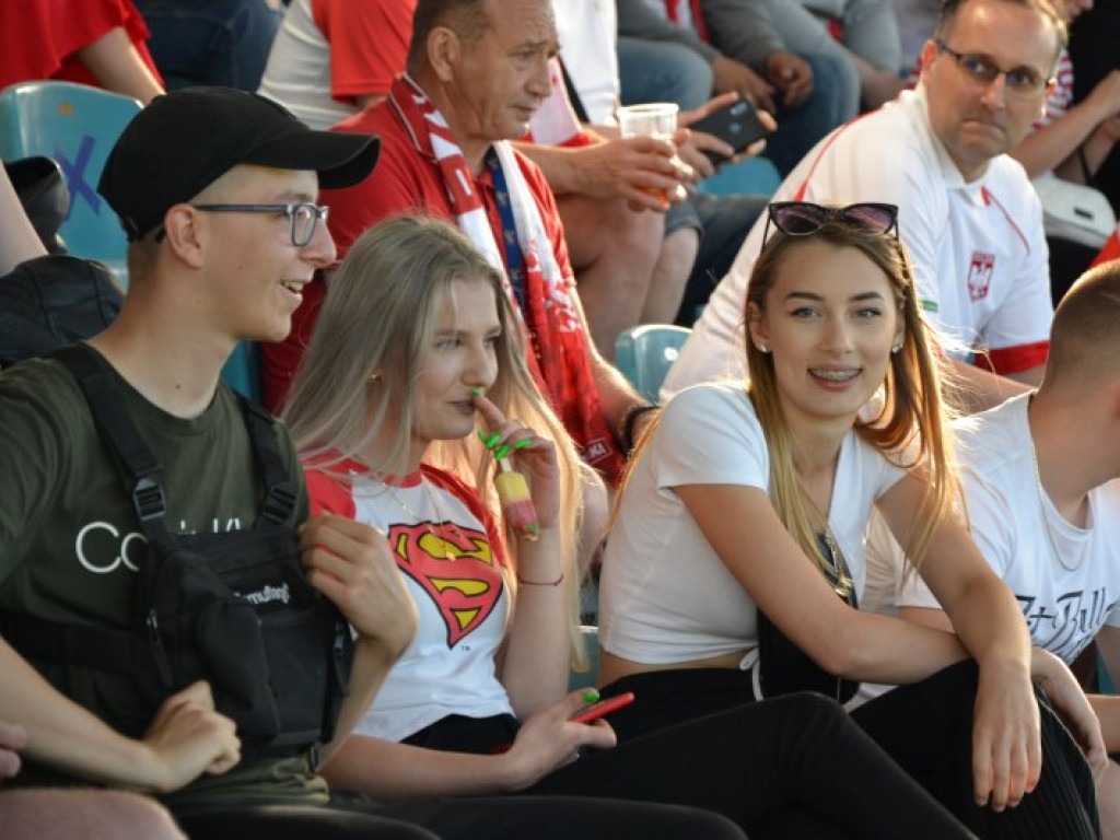 Mecz reprezentacji w Tarnobrzeskiej Strefie Kibica. Emocje i huśtawka nastrojów [zdjęcia]