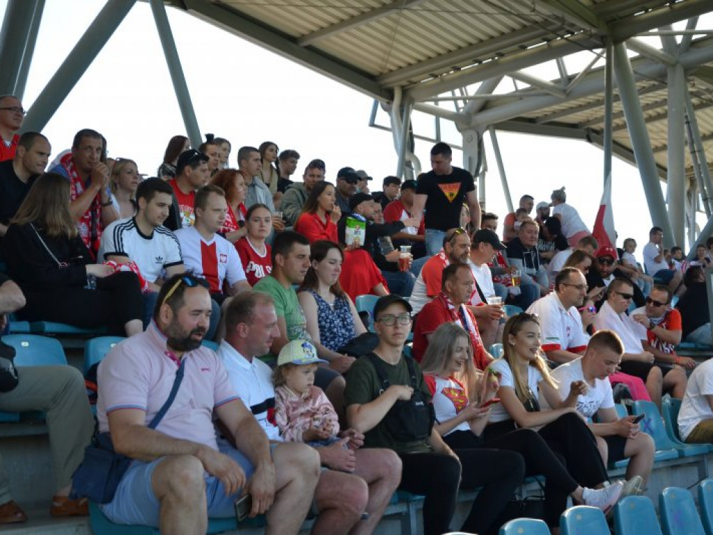 Mecz reprezentacji w Tarnobrzeskiej Strefie Kibica. Emocje i huśtawka nastrojów [zdjęcia]