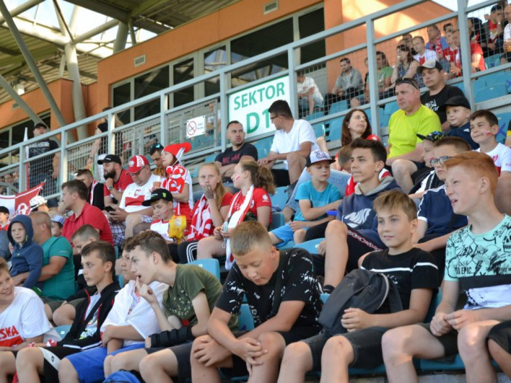 Mecz reprezentacji w Tarnobrzeskiej Strefie Kibica. Emocje i huśtawka nastrojów [zdjęcia]