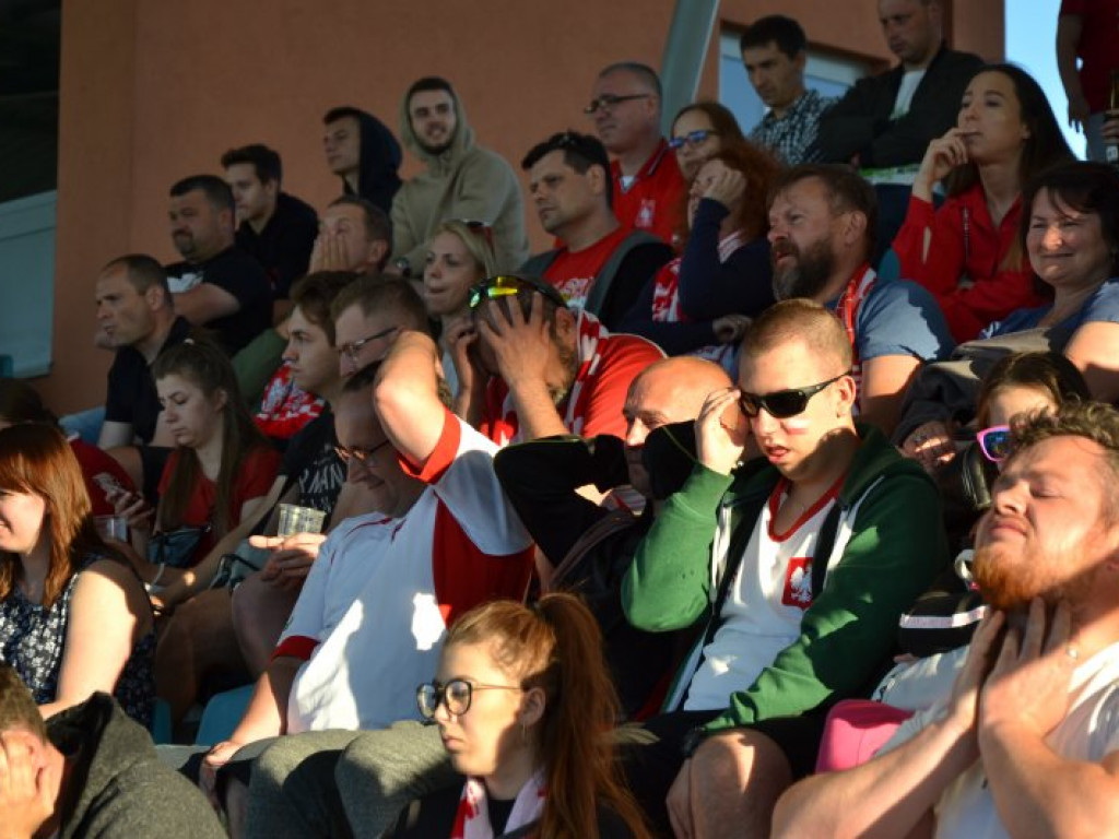 Mecz reprezentacji w Tarnobrzeskiej Strefie Kibica. Emocje i huśtawka nastrojów [zdjęcia]