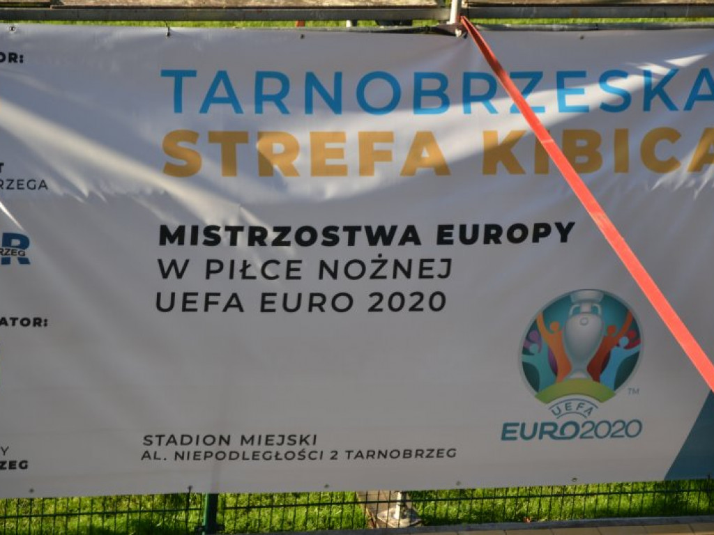 Mecz reprezentacji w Tarnobrzeskiej Strefie Kibica. Emocje i huśtawka nastrojów [zdjęcia]
