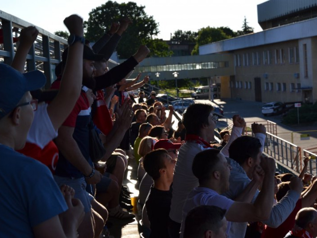 Mecz reprezentacji w Tarnobrzeskiej Strefie Kibica. Emocje i huśtawka nastrojów [zdjęcia]