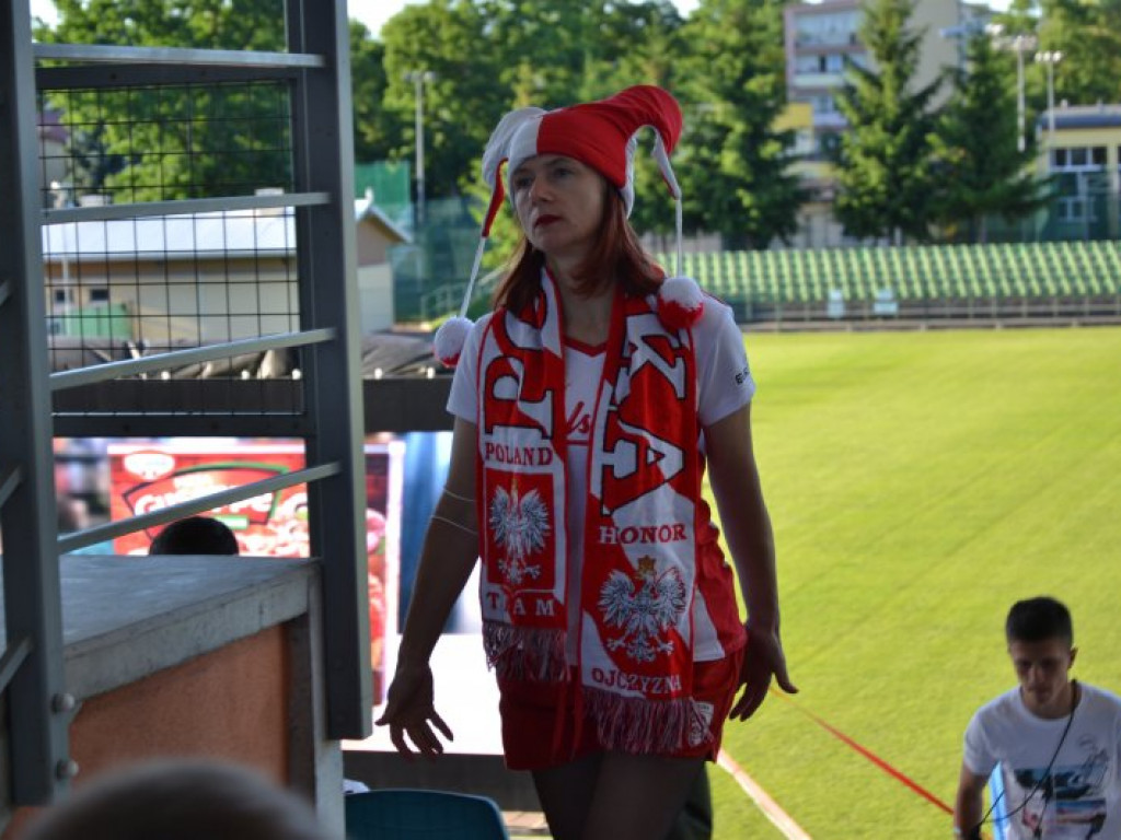Mecz reprezentacji w Tarnobrzeskiej Strefie Kibica. Emocje i huśtawka nastrojów [zdjęcia]