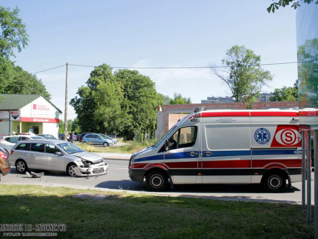 Tarnobrzeg. Zderzenie dwóch aut na ul. Sienkiewicza, jedna osoba w szpitalu [zdjęcia]