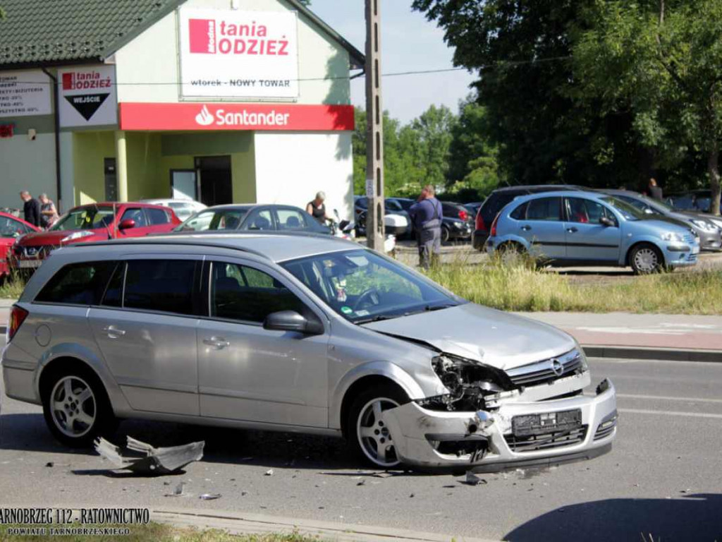 Tarnobrzeg. Zderzenie dwóch aut na ul. Sienkiewicza, jedna osoba w szpitalu [zdjęcia]