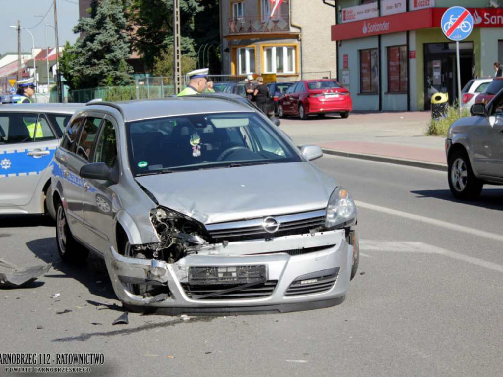 Tarnobrzeg. Zderzenie dwóch aut na ul. Sienkiewicza, jedna osoba w szpitalu [zdjęcia]
