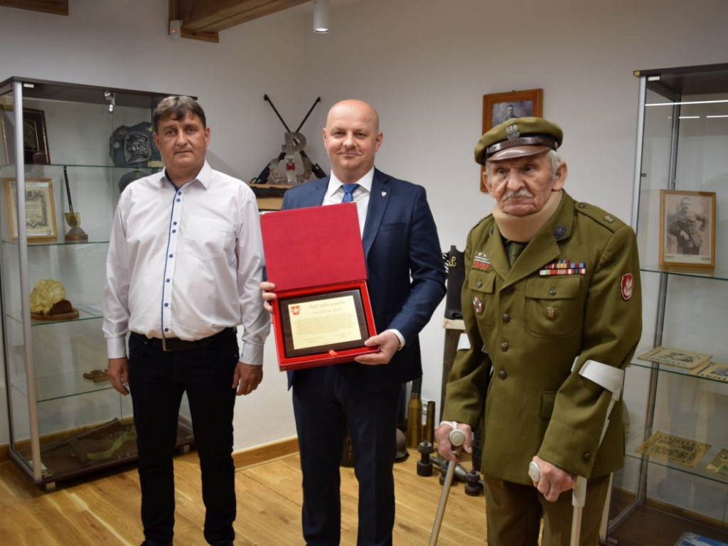 Nestor strzelców przekazał do muzeum niezwykłą kolekcję pamiątek. Wśród nich jest m.in. kopia maski pośmiertnej Piłsudskiego [zdjęcia]