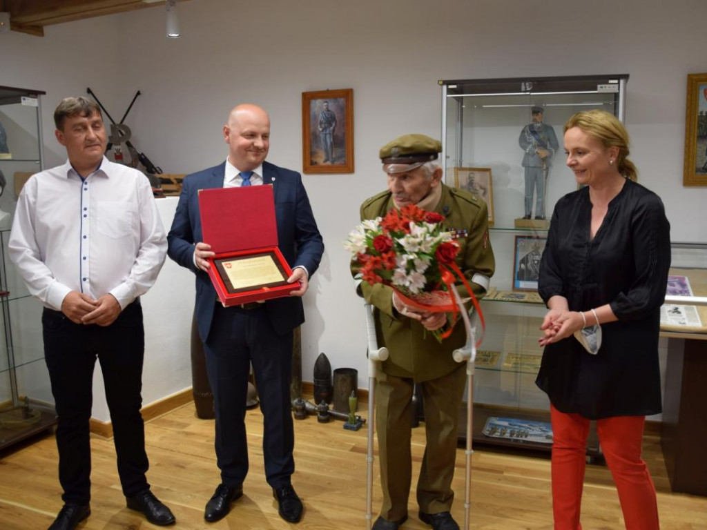 Nestor strzelców przekazał do muzeum niezwykłą kolekcję pamiątek. Wśród nich jest m.in. kopia maski pośmiertnej Piłsudskiego [zdjęcia]