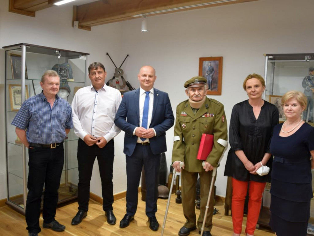 Nestor strzelców przekazał do muzeum niezwykłą kolekcję pamiątek. Wśród nich jest m.in. kopia maski pośmiertnej Piłsudskiego [zdjęcia]