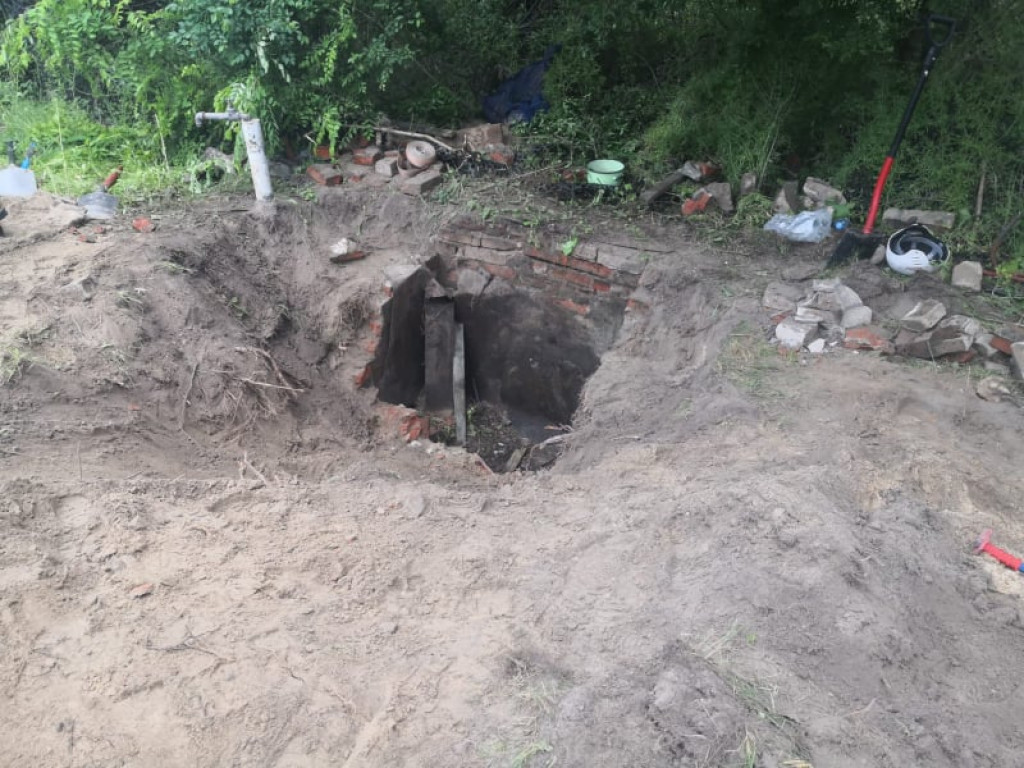 Krowa wpadła do studzienki. Strażacy ponad godzinę wydobywali przestraszone zwierzę [zdjęcia]