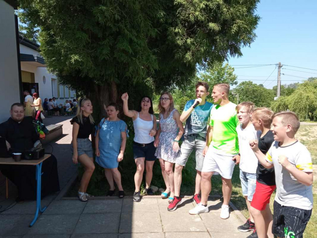 Szkoła w Ossolinie zorganizowała piknik charytatywny. Zbierano fundusze na leczenie Bartusia Przychodzkiego [zdjęcia]