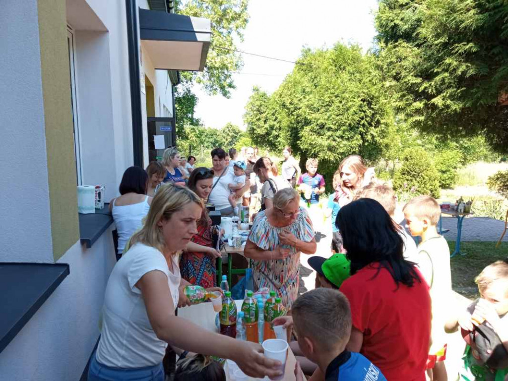Szkoła w Ossolinie zorganizowała piknik charytatywny. Zbierano fundusze na leczenie Bartusia Przychodzkiego [zdjęcia]