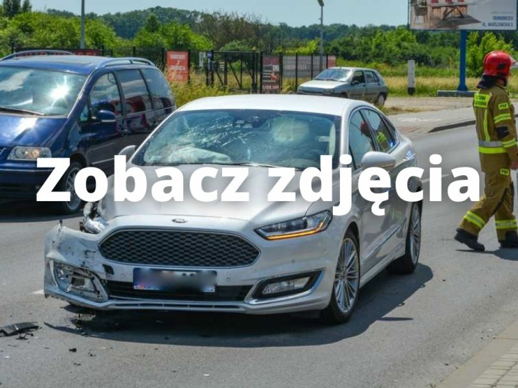 Zderzenie dwóch aut na al. Warszawskiej w Tarnobrzegu [zdjęcia]