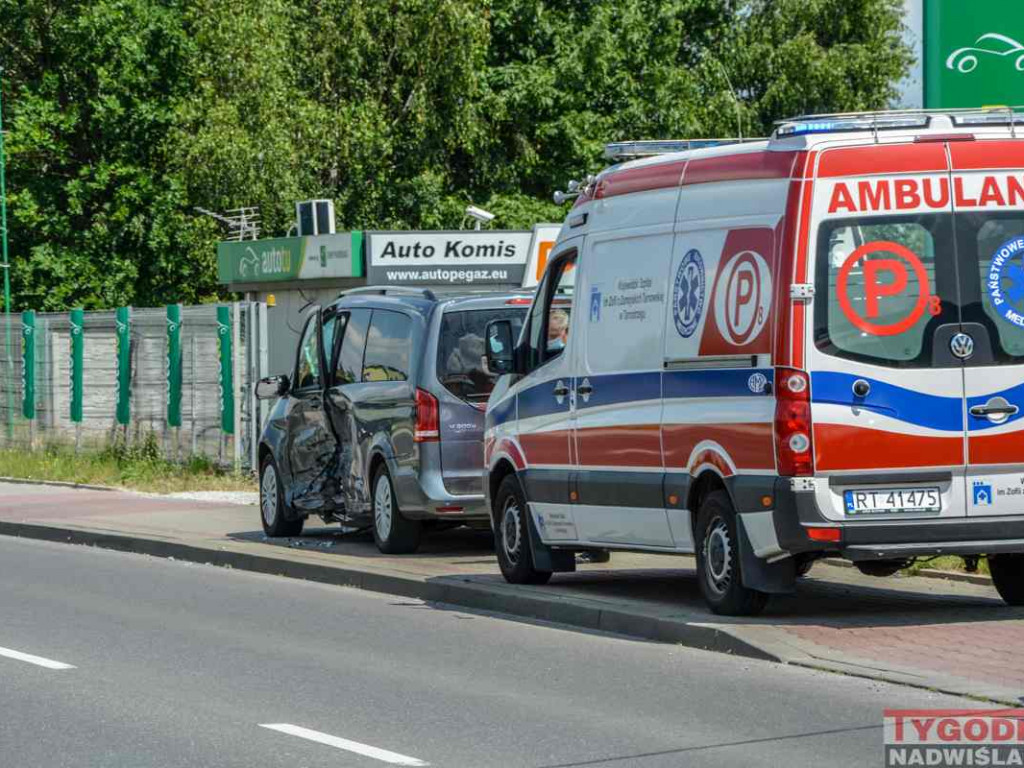 Zderzenie dwóch aut na al. Warszawskiej w Tarnobrzegu [zdjęcia]