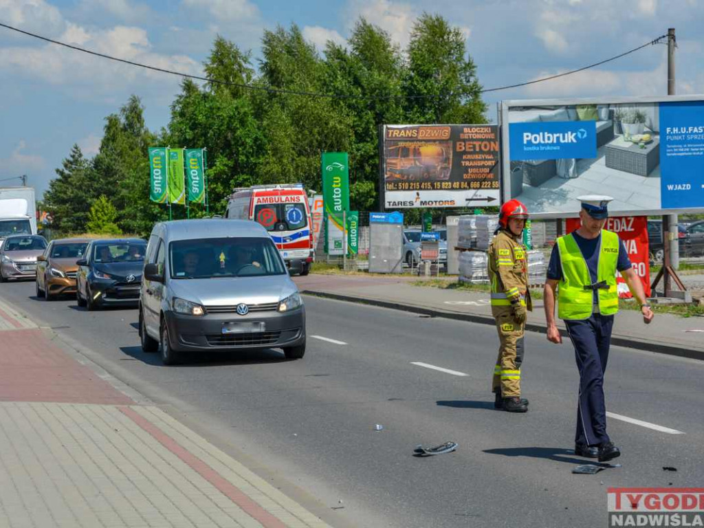 Zderzenie dwóch aut na al. Warszawskiej w Tarnobrzegu [zdjęcia]