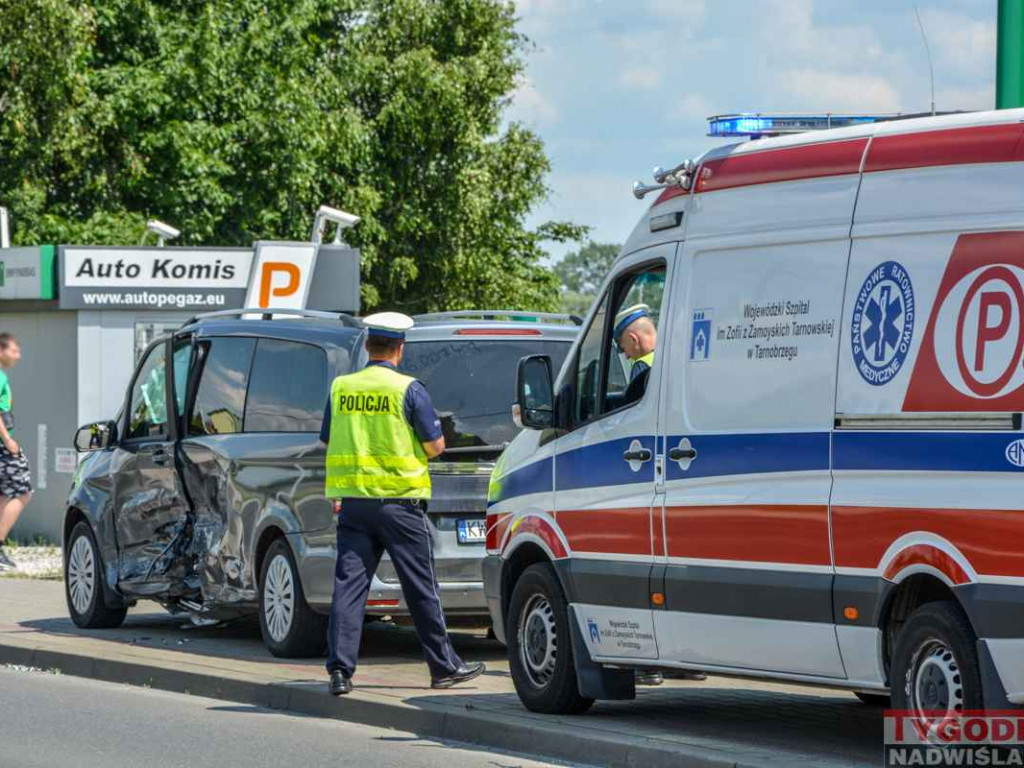 Zderzenie dwóch aut na al. Warszawskiej w Tarnobrzegu [zdjęcia]