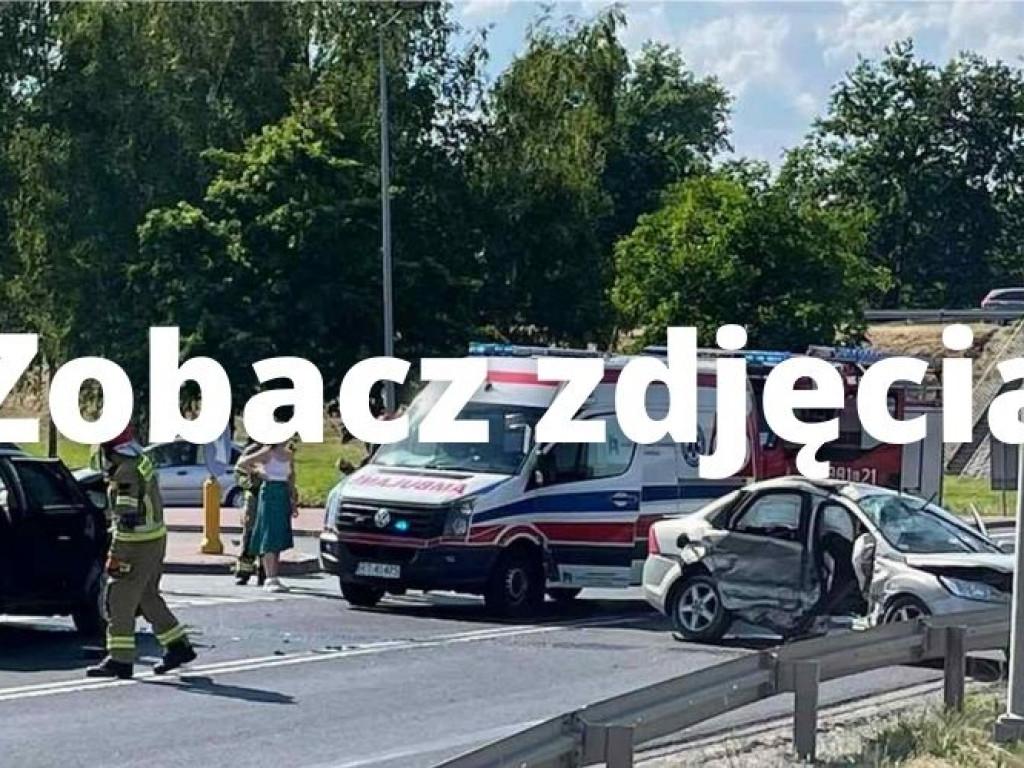 Zderzenie trzech samochodów w Nagnajowie. Droga krajowa nr 9 zablokowana [zdjęcia]
