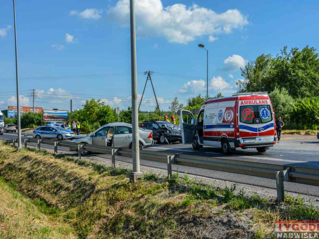 Zderzenie trzech samochodów w Nagnajowie. Droga krajowa nr 9 zablokowana [zdjęcia]