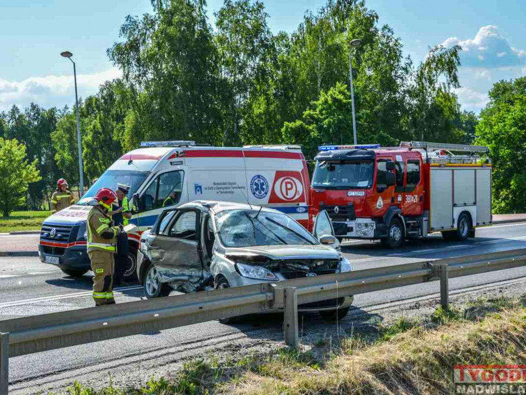 Zderzenie trzech samochodów w Nagnajowie. Droga krajowa nr 9 zablokowana [zdjęcia]
