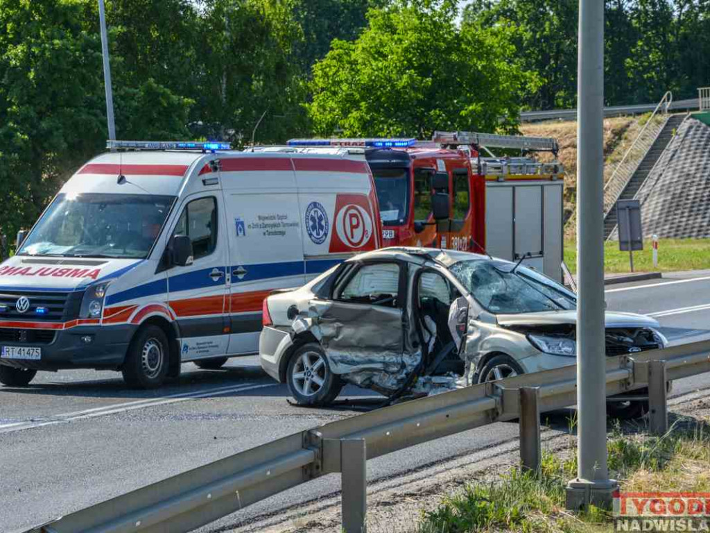 Zderzenie trzech samochodów w Nagnajowie. Droga krajowa nr 9 zablokowana [zdjęcia]