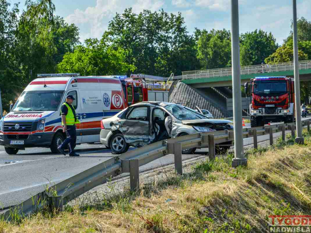 Zderzenie trzech samochodów w Nagnajowie. Droga krajowa nr 9 zablokowana [zdjęcia]