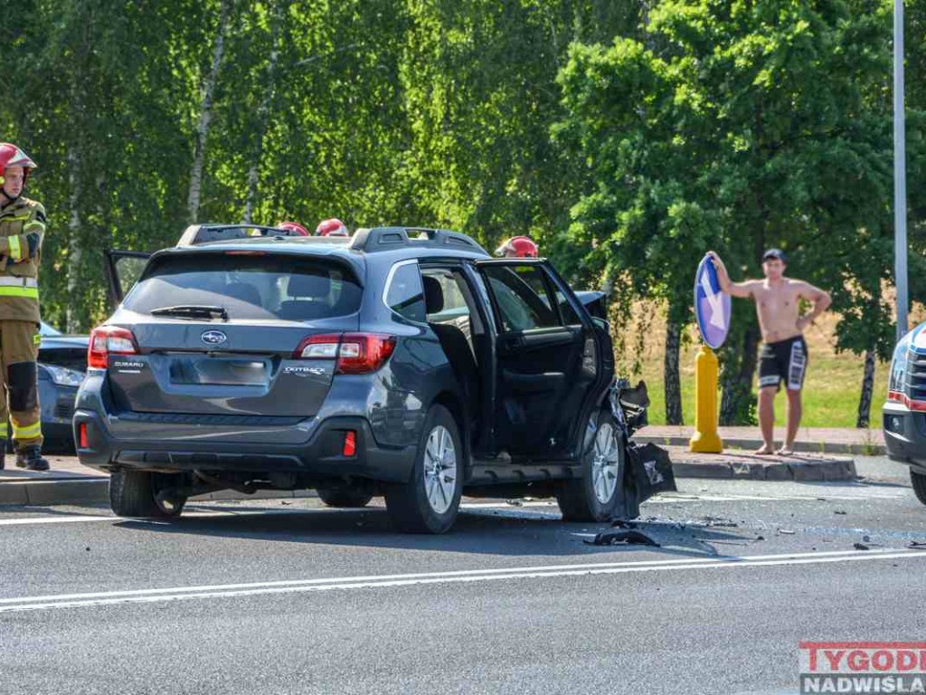 Zderzenie trzech samochodów w Nagnajowie. Droga krajowa nr 9 zablokowana [zdjęcia]