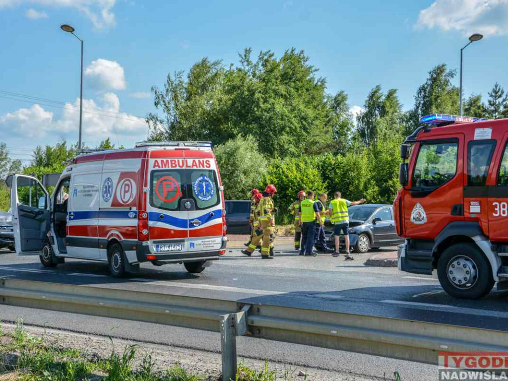 Zderzenie trzech samochodów w Nagnajowie. Droga krajowa nr 9 zablokowana [zdjęcia]