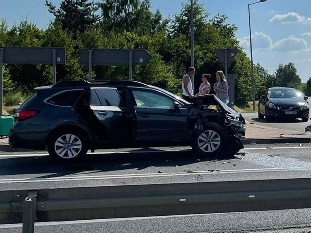 Zderzenie trzech samochodów w Nagnajowie. Droga krajowa nr 9 zablokowana [zdjęcia]