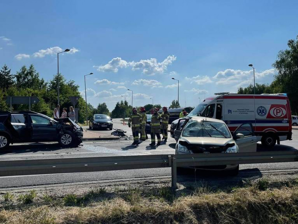 Zderzenie trzech samochodów w Nagnajowie. Droga krajowa nr 9 zablokowana [zdjęcia]