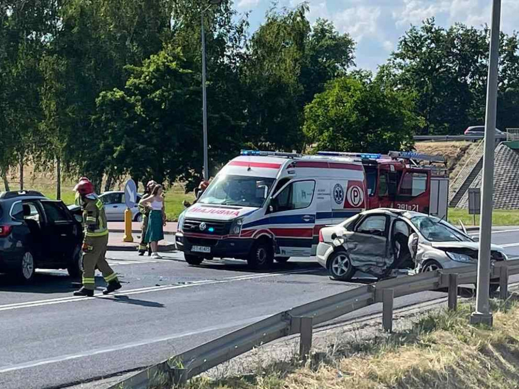Zderzenie trzech samochodów w Nagnajowie. Droga krajowa nr 9 zablokowana [zdjęcia]