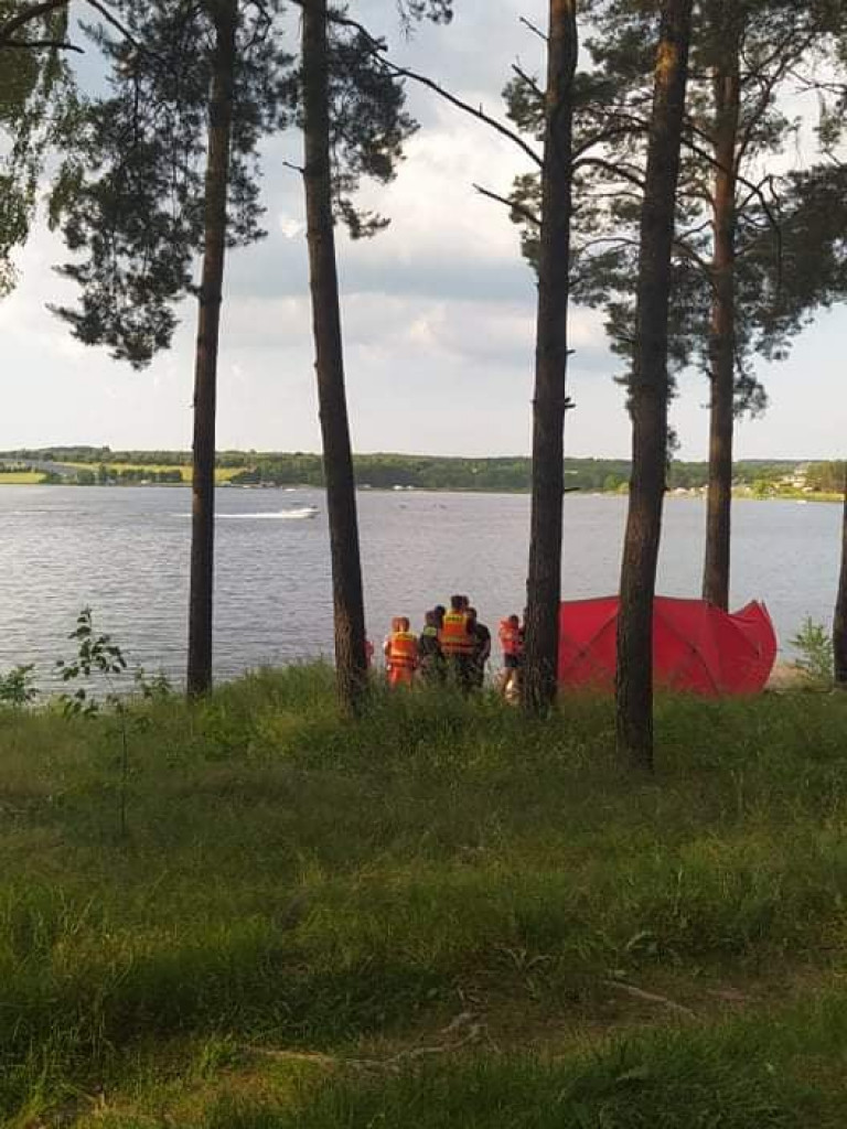 Dramat nad Chańczą. 21-latek wyskoczył z roweru wodnego i nie wypłynął na powierzchnię [zdjęcia]