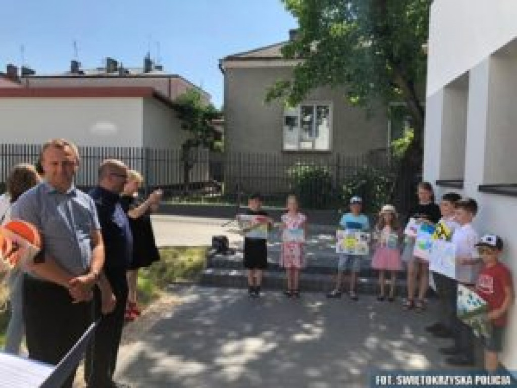 Sandomierz.  Najmłodsi nagrodzeni przez policjantów