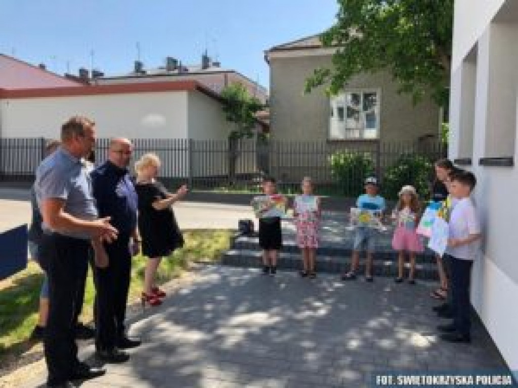 Sandomierz.  Najmłodsi nagrodzeni przez policjantów