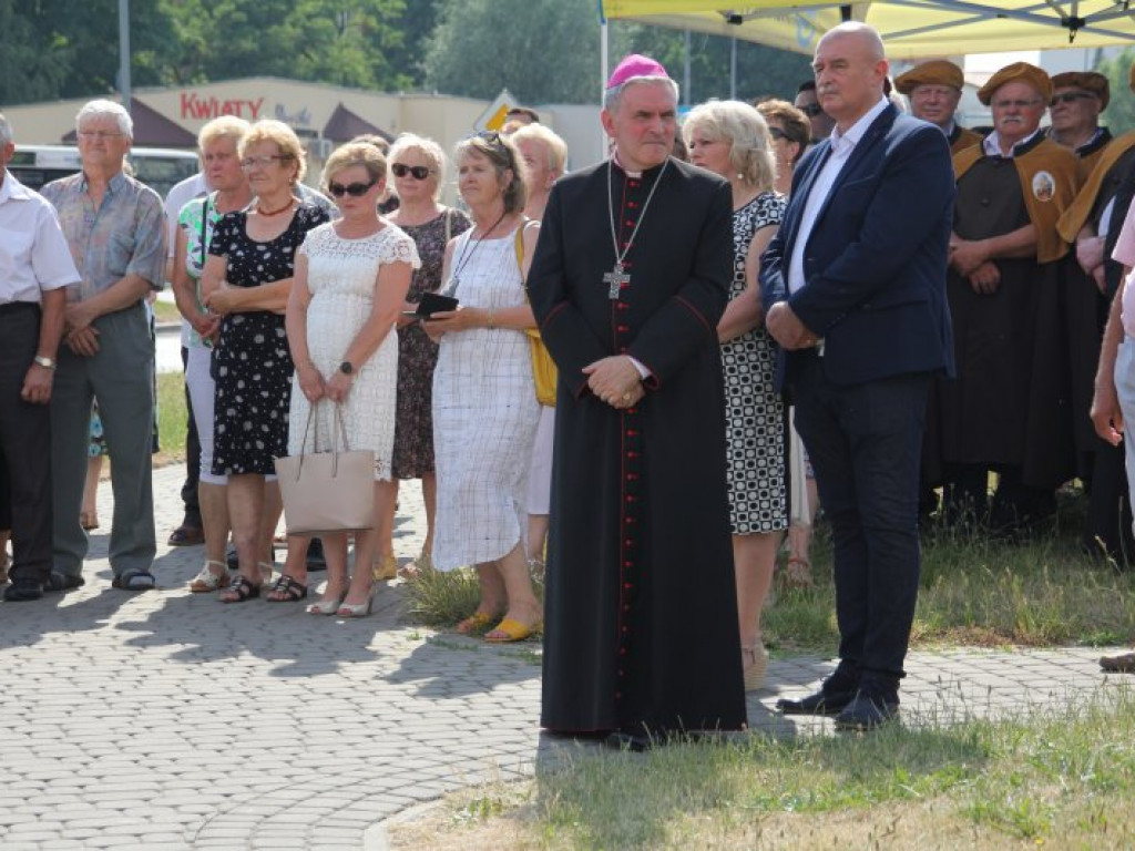 Tarnobrzeg. Biskup Krzysztof Nitkiewicz poświęcił rondo im. Ks. Prałata Michała Józefczyka [zdjęcia]