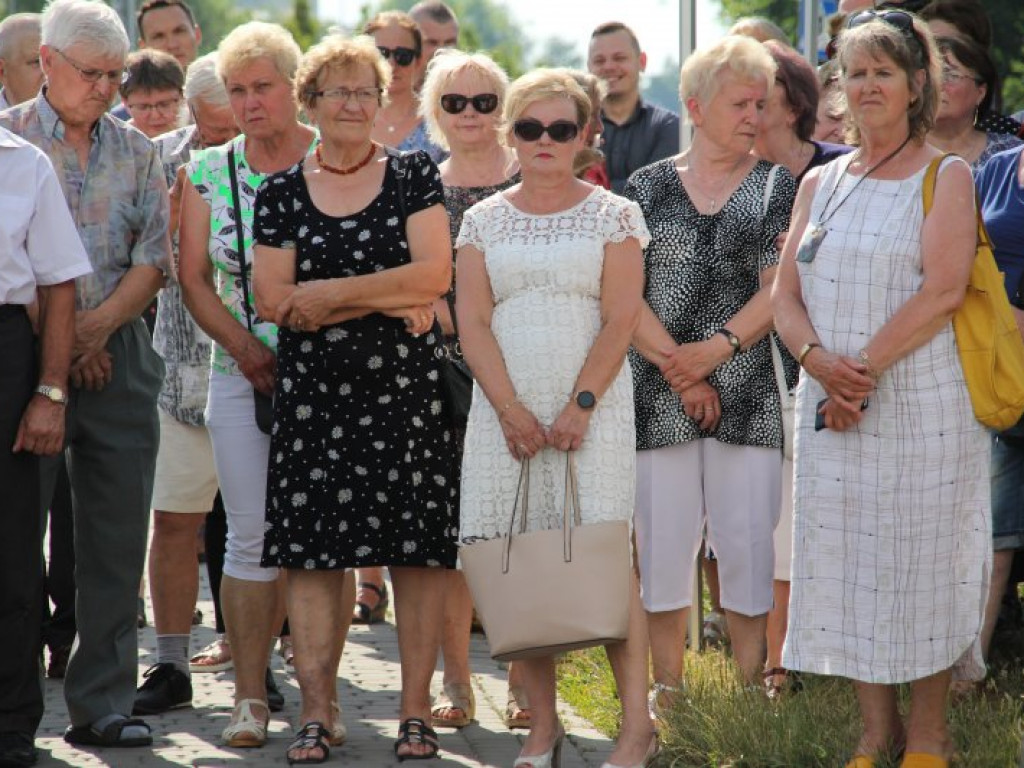 Tarnobrzeg. Biskup Krzysztof Nitkiewicz poświęcił rondo im. Ks. Prałata Michała Józefczyka [zdjęcia]